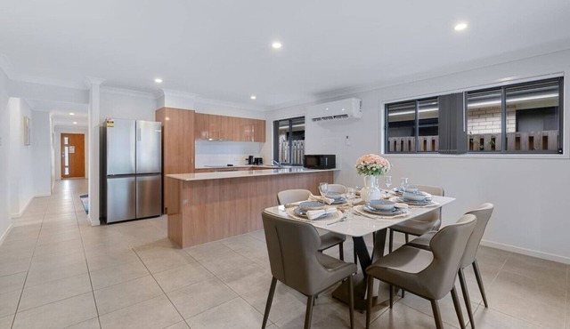 Quiet & Stylish | 3mins to Mall | Modern 4BR House in Park Ridge