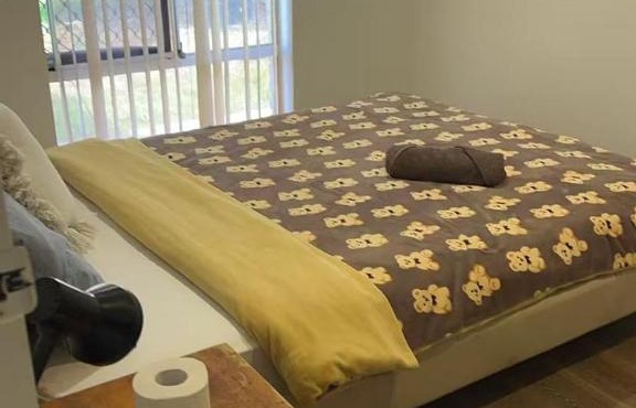 R4 Bright Spacious Room near Perth Airport with AC in Perth