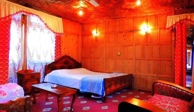 Raja's Palace Houseboat - Lake View in Srinagar