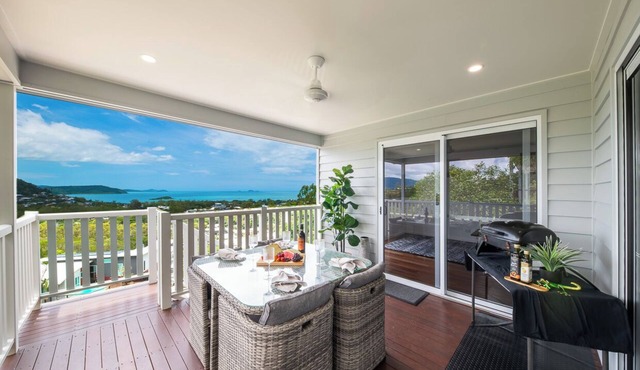 Relax In Cannonvale: 2 Bedroom Apartment With Ocean Views in Cannonvale