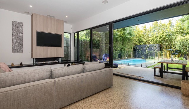 Relaxing oasis with pool and spa, 1 minute to Elwood Village and walk to Beach in Elwood