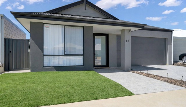 Relaxing, spacious home amenities close shops, schools, transport, lake, beach in Lakelands