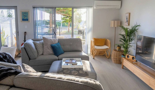 Relaxing three bedroom Beach House on the coast. Close to cafes and golf course. in Secret Harbour