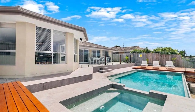 Relaxing Waterfront Oasis with Heated Spa! in Wurtulla