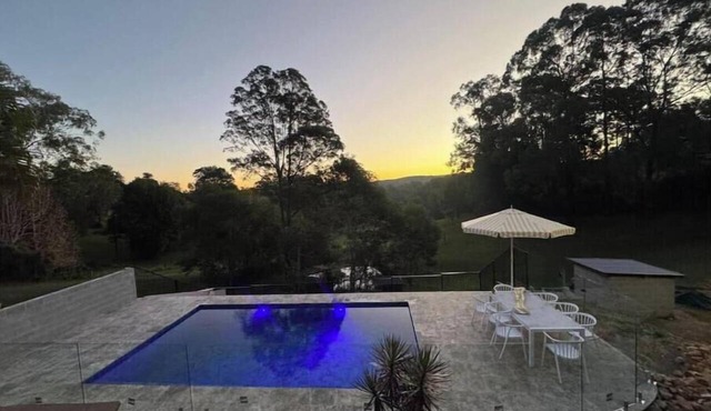 Repton river views w heated pool in Repton