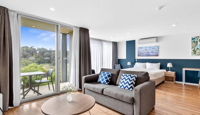 Resort Studio with Pool and Spa Access walk to the Beach and local Cafes in Torquay