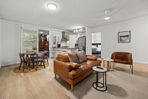 Resort-Style 3BR River and Hosp plus Parking and Pool in Brisbane