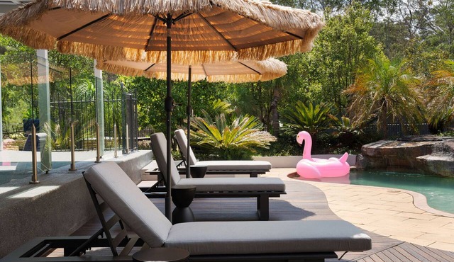 Resort Style Retreat | Family & Group Friendly | Pool | Golf Green | Fire-pit in Pitt Town
