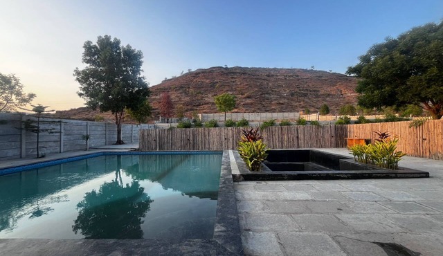 Retreat at 3BHK Pool farmhouse near Ghrishneshwar Temple/Ajanta Ellora with AC in Chhatrapati sambhajinagar