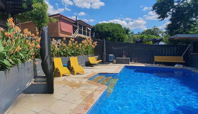 Retro tri-split-level family home, outstanding views, large pool: Albury Wodonga in Wodonga