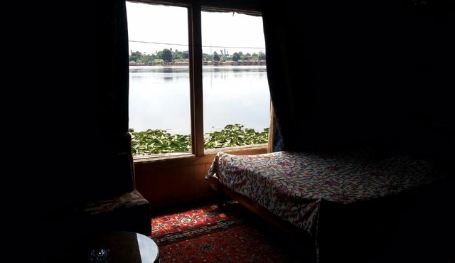 RITZ Houseboats in Srinagar