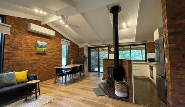 River front retreat in a quiet court only walking distance from cafes and Pub in Porepunkah