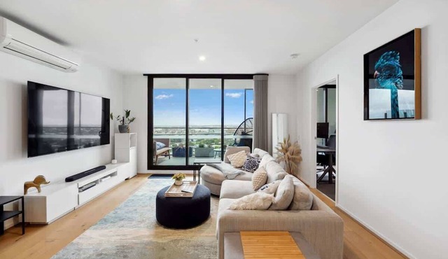 Riverina - Ultimate Footscray Getaway with parking! in Footscray