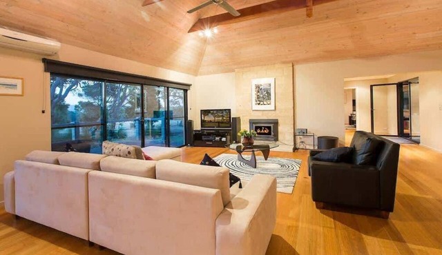 Roo-topia at Chez Nous—A Yallingup Sanctuary in Yallingup