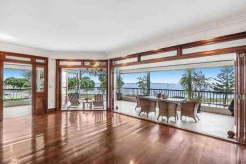 Rosebay water front 4 bd home in Brisbane