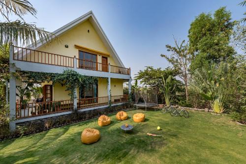 SaffronStays Happy Fields - Swimming pool farmhouse with farm views, hammocks & farm-to-table dining near Pune in Pune