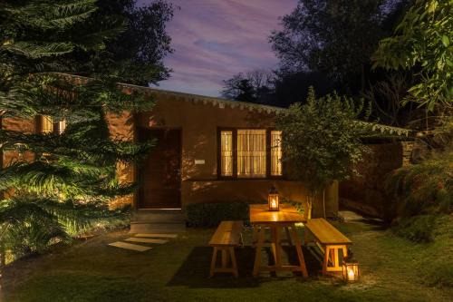 SaffronStays Sylvan Farms - 3BR eco-luxury villa with birdwatching, trekking and organic farming in Mount Abu in Delmāra