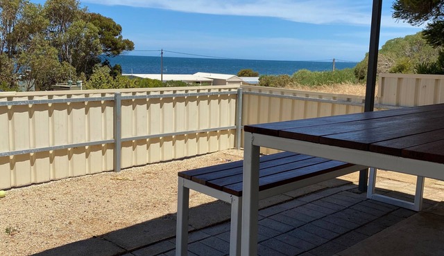 Samuels Shack in Rogue’s Point. With sea views, dog friendly & free Wifi in Rogues Point