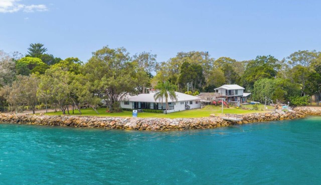 Sand Bar - Absolute Waterfront Escape, Amity Point in Amity Point