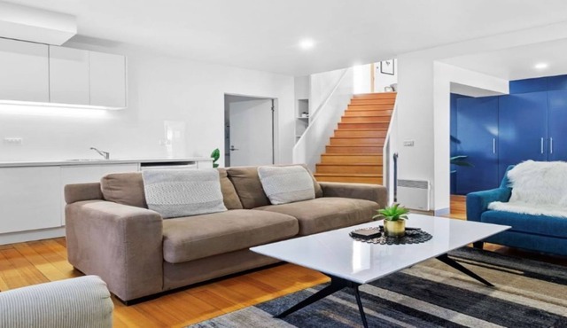 Sandy Bay Splendour - heated pool w/ shoreline access, so close to Hobart's CBD in Sandy Bay