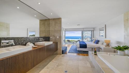 Sapphire Sands - Luxe, Absolute Beachfront, Pool, Spa, Sauna in Sapphire Beach