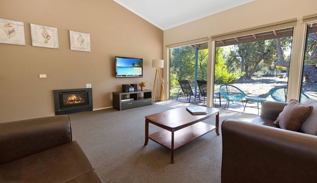 Seabird - Waterfront Retreat: Secluded lodges perfect for nature lovers in Forge Creek