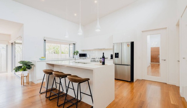 Seabreeze Pacific Drive - Torquay - Sleeps 11! in Torquay