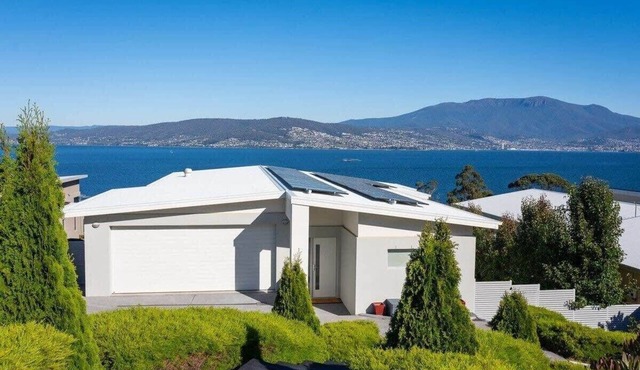 Seaside Chic Villa with Breathtaking Ocean Views in Howrah