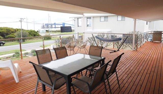 SeaValor Skyfall - Absolute Beachfront Family Friendly in Rockingham