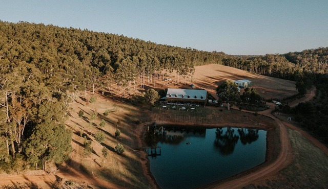 Secluded luxury lodge surrounded by truffle trees, forest, river and dams in Upper Warren