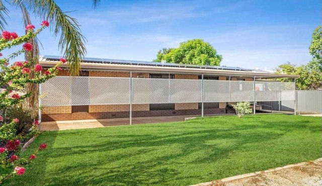 Second Street - Loxton Accommodation Stylish 3 bedroom home in Loxton
