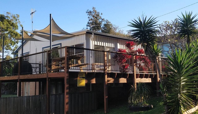 See the waves, feel the sea breeze. Traditional Aussie Beach house. in Black Head