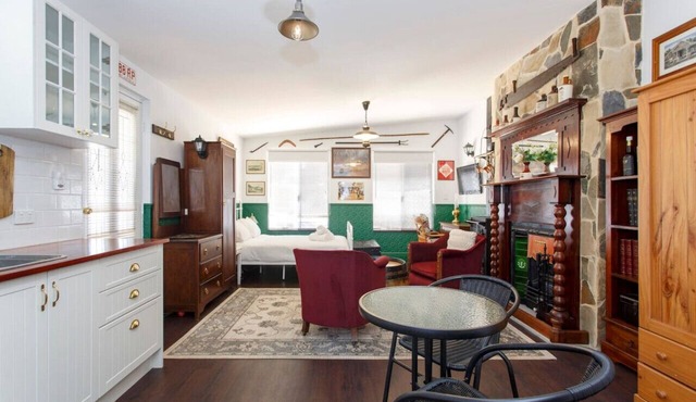 Settlers Cottage - one bedroom studio in Hamilton Hill