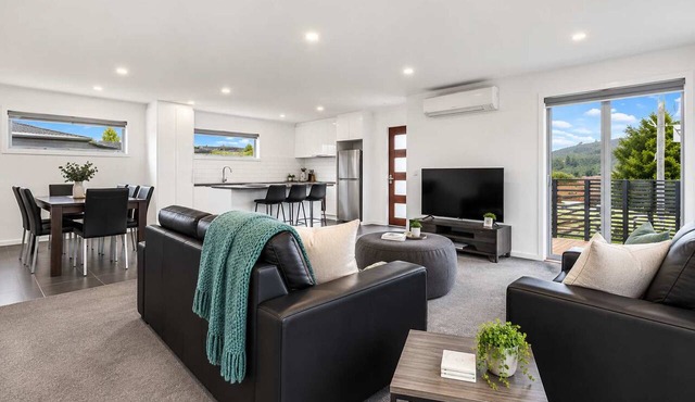 Shackleton’s Villa | Garage | 10min CBD & Airport in Warrane