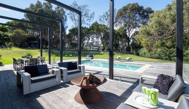 Shoreham Luxury Beach Escape – Sleep up to 16! With Pool, privacy & Wineries in Shoreham