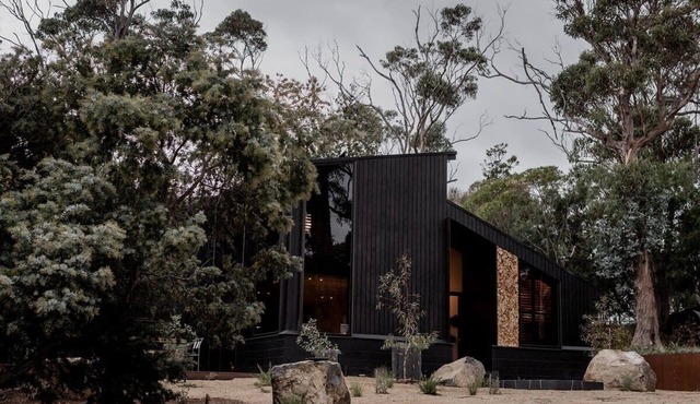'Sisters' - Cliff top cabin with hot tub in Spring Beach