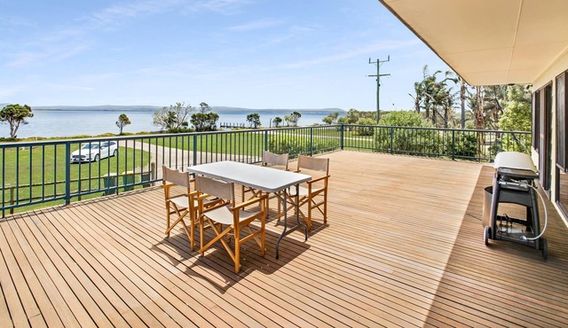 Situated overlooking the beautiful Lake King in Raymond Island