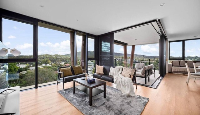 Sky-High Retreat view& Shopping at Your Doorstep in Indooroopilly