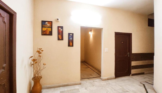 SKY INN GUEST HOUSE - Smart Budget Rooms Near DAV Collage, HMV, Maqsudan, Sabzi Mandi, Grain Market, NIT, Verka Plant, Workshop Chowk - For Corporates, Familes, Couples