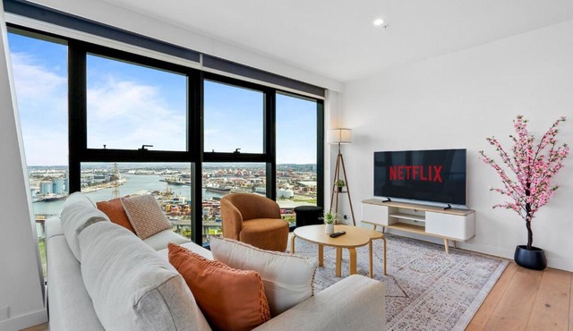 Skyline Luxe 3BR 3BA with Free Carpark, River & Ocean Views in Melbourne