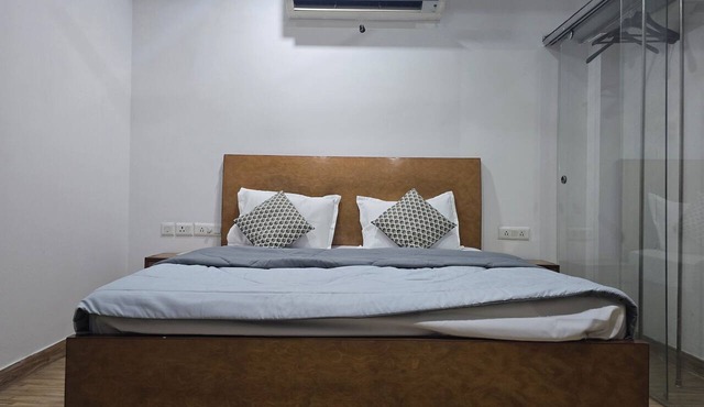 Slepyy Fox in New Delhi