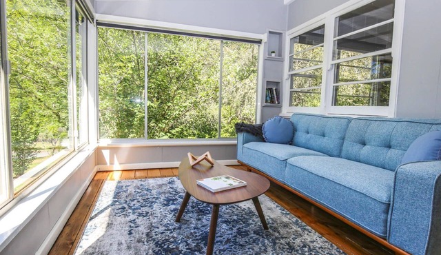 SOMMER COTTAGE : Bright in Bright