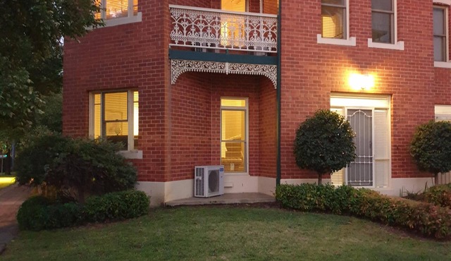 Sophisticated Elegance at the Gardens- stunning, central townhouse with parking - Stunning three bedroom townhouse in the heart of Albury in Albury