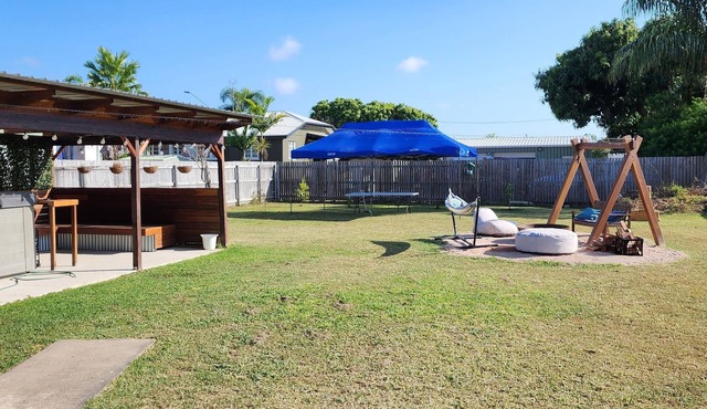Spa, firepit, close to the airport, city and strand in Garbutt
