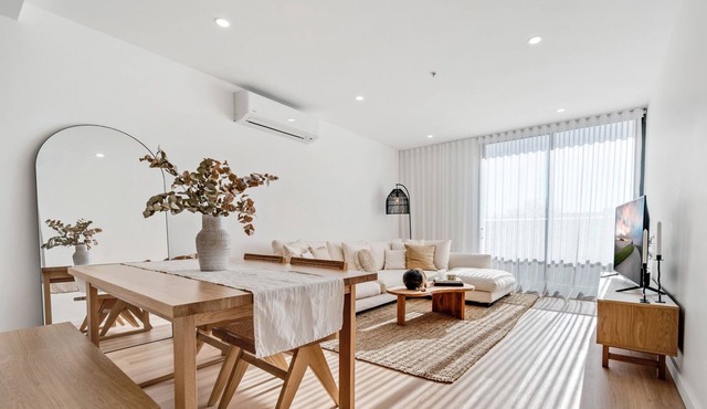 Spacious 1-Bed Apartment with Gym, BBQ & Parking in Narrabundah