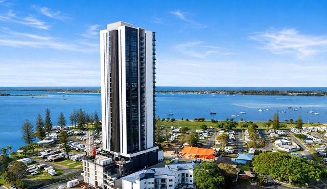 Spacious 2-Bed Stay on Marine Parade in Southport