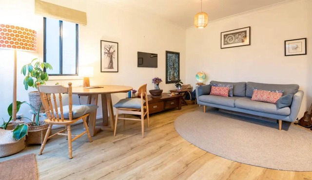 Spacious 2 Bedroom Apartment in Brunswick with Patio and Parking in Brunswick