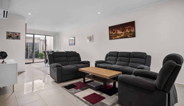 Spacious 3-Bed Townhouse in Coburg in Coburg