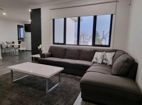 Spacious 3 Bedroom Modern Apartment - St Kilda East in Melbourne