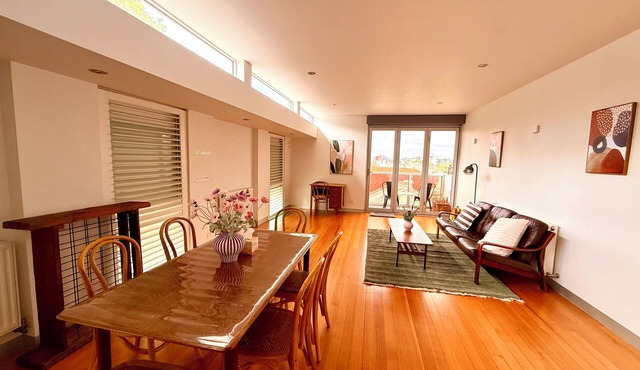 Spacious 3BR Carlton Stay Walk to Cafés, Gardens & CBD in Carlton